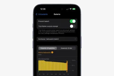 Na ekranie iPhone'a widać ustawienia baterii. "IP40 co oznacza" może odnosić się do normy szczelności, ale tutaj widzimy zarządzanie energią.