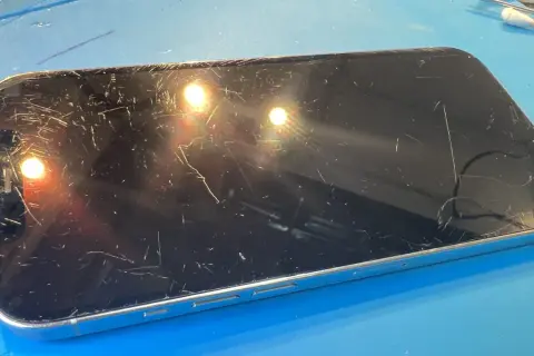 Zniszczony ekran telefonu z licznymi rysami. Dowiedz się, jak usunąć rysy z ekranu telefonu, aby przywrócić mu dawny blask.