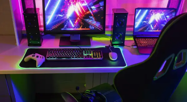 Stanowisko gracza: monitor, klawiatura, myszka, kontroler, głośniki i laptop. Idealny zestaw, jaki komputer stacjonarny do gier?