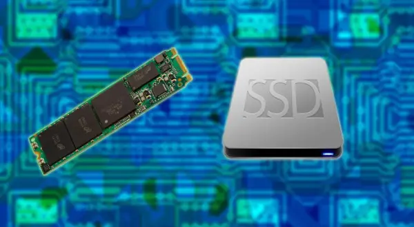 Dysk SSD i jego moduł na tle niebieskiej płyty drukowanej. Optymalizacja wydajności dzięki SSD TRIM.