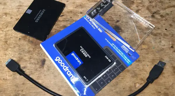 Dwa dyski SSD: Samsung i Goodram CX400 256 GB, obudowa na dysk i kable. Co to SSD? To szybki dysk do komputera.