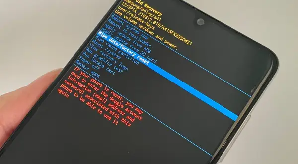 Ekran telefonu z menu Android Recovery. Wybierz "Wipe data/factory reset", aby wyczyścić pamięć telefonu Huawei i przywrócić ustawienia fabryczne.