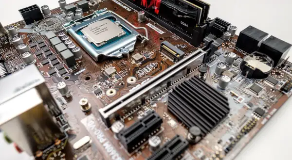 Płyta główna z procesorem Intel Core i5, slotami DDR4 i złączami, które mogą być używane do rozbudowy, np. PCIe, w przeciwieństwie do starszych PCI.