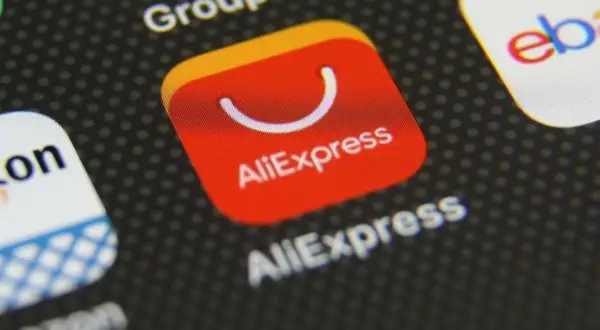 Ikona aplikacji AliExpress na ekranie smartfona. Chcesz wiedzieć, jak usunąć konto na AliExpress?