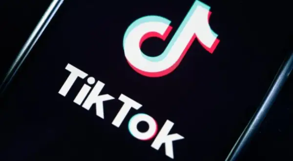 Logo Tik Tok na ekranie smartfona. To ikona, która rozpoczęła globalną rewolucję w mediach społecznościowych, tworząc nową historię tik tok.