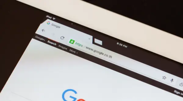 Zapisane strony w telefonie: przeglądarka Google na ekranie tabletu, widoczna wyszukiwarka i adres strony.