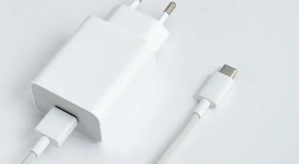 Biała ładowarka sieciowa z kablem USB-C. Dowiedz się, jak obliczyć moc ładowarki, by wybrać najlepszą dla swojego urządzenia.