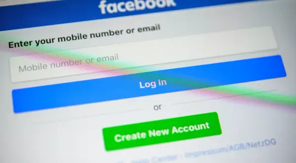 Ekran logowania Facebook. Dowiedz się, jak usunąć numer telefonu z Facebooka, aby zwiększyć prywatność.