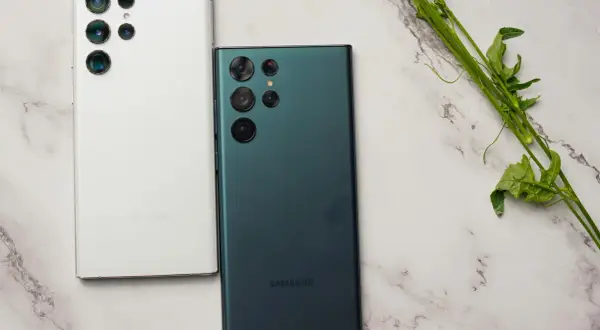 Dwa telefony Samsung, biały i zielony, leżą obok siebie. Chcesz wiedzieć, jak wyłączyć Samsung S21?