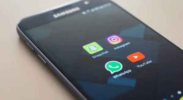 Ekran telefonu z ikonami aplikacji: Snapchat, Instagram, WhatsApp, YouTube. Dowiedz się, jak włączyć aplikacje w tle Android.