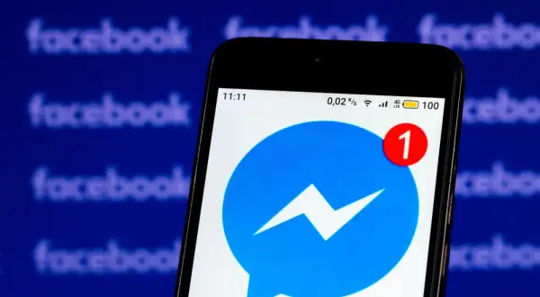 Telefon z ikoną Messengera i powiadomieniem "1". Dowiedz się, jak odczytać wiadomość na Messengerze bez wyświetlania na Androidzie.