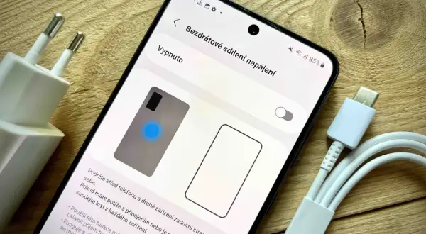 Jak włączyć ładowanie indukcyjne Samsung? Na ekranie telefonu widać opcję "Bezdrátové sdílení napájení" (udostępnianie zasilania bezprzewodowo).