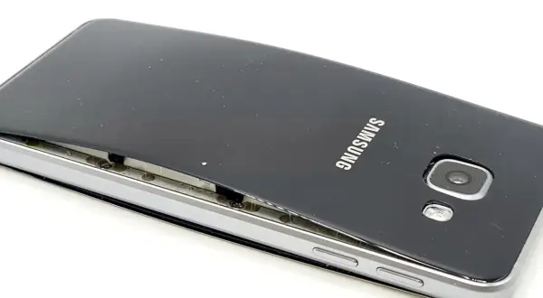 Uszkodzony Samsung A40, którego tylna obudowa jest odklejona, co może być przyczyną, że samsung a40 nie ładuje.