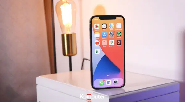 iPhone z widocznymi ikonami aplikacji. Dowiedz się, jak przywrócić usunięte aplikacje iPhone, korzystając z App Store.