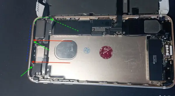 Gdzie jest antena NFC w telefonie? Widać ją na zdjęciu, w lewym górnym rogu, pod metalową osłoną.