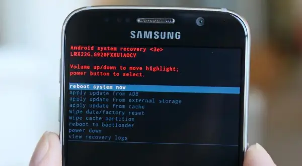 Ekran recovery Samsung, pokazujący opcje jak sformatować telefon Samsung. Wybierz "wipe data/factory reset".