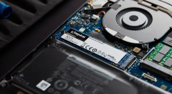 Dysk SSD NVMe M.2 Kingston NV1, gdzie jest dysk w komputerze, zamontowany obok baterii i wentylatora.