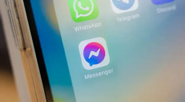 Ikona Messengera na ekranie telefonu. Zastanawiasz się, co to znaczy ss na Messengerze? To skrót od "screenshot", czyli zrzut ekranu.