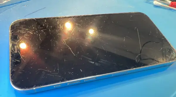 Zniszczony ekran telefonu z licznymi rysami. Dowiedz się, jak usunąć rysy z ekranu telefonu, aby przywrócić mu dawny blask.