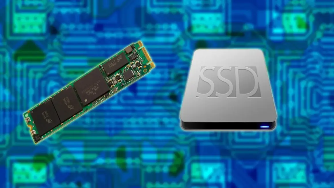 Dysk SSD i jego moduł na tle niebieskiej płyty drukowanej. Optymalizacja wydajności dzięki SSD TRIM.