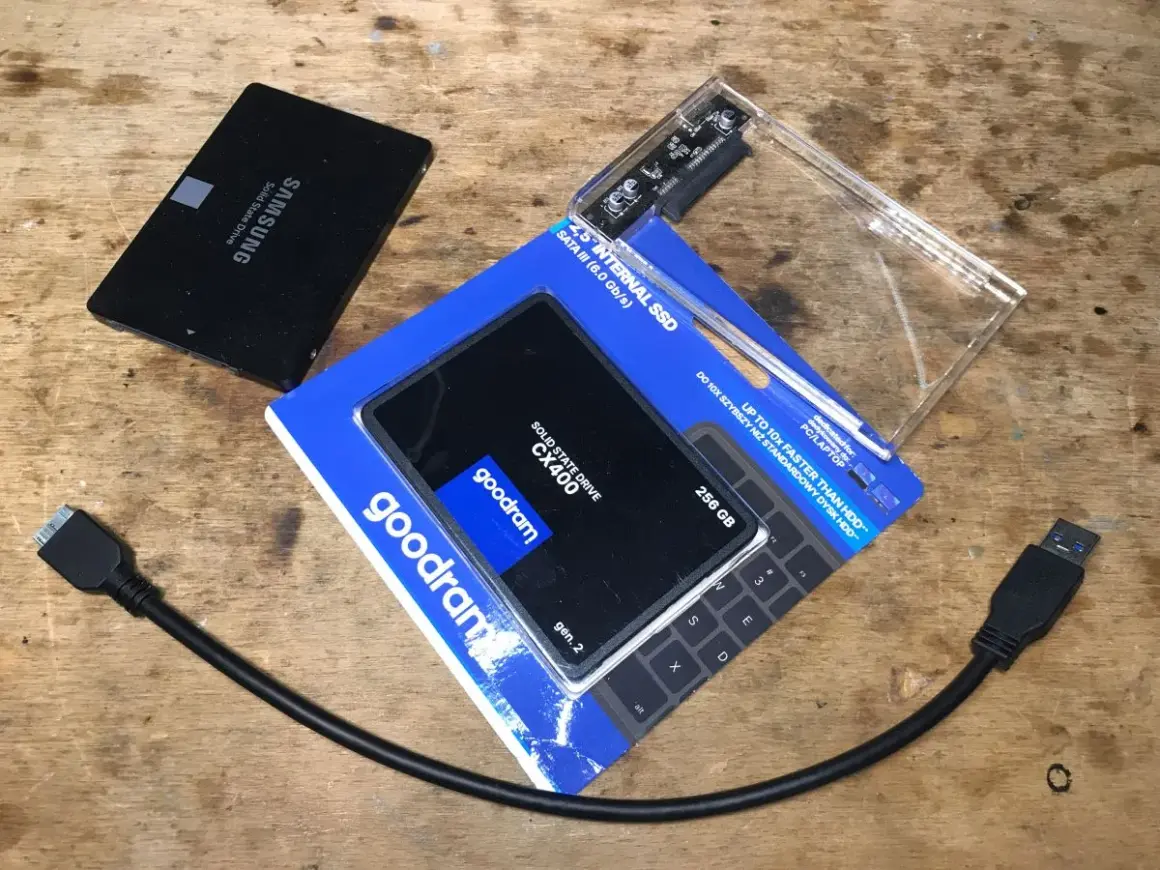 Dwa dyski SSD: Samsung i Goodram CX400 256 GB, obudowa na dysk i kable. Co to SSD? To szybki dysk do komputera.
