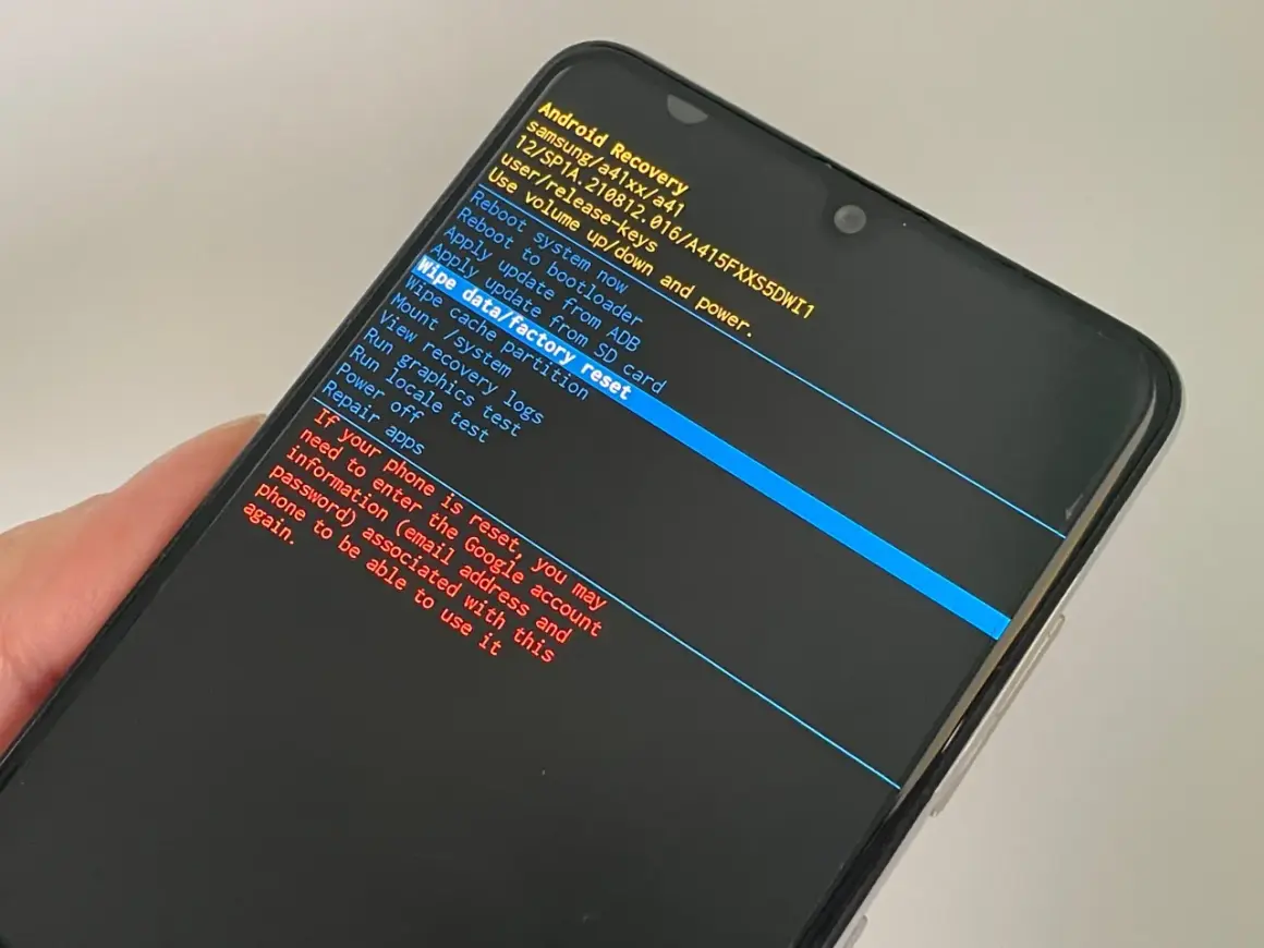 Ekran telefonu z menu Android Recovery. Wybierz "Wipe data/factory reset", aby wyczyścić pamięć telefonu Huawei i przywrócić ustawienia fabryczne.