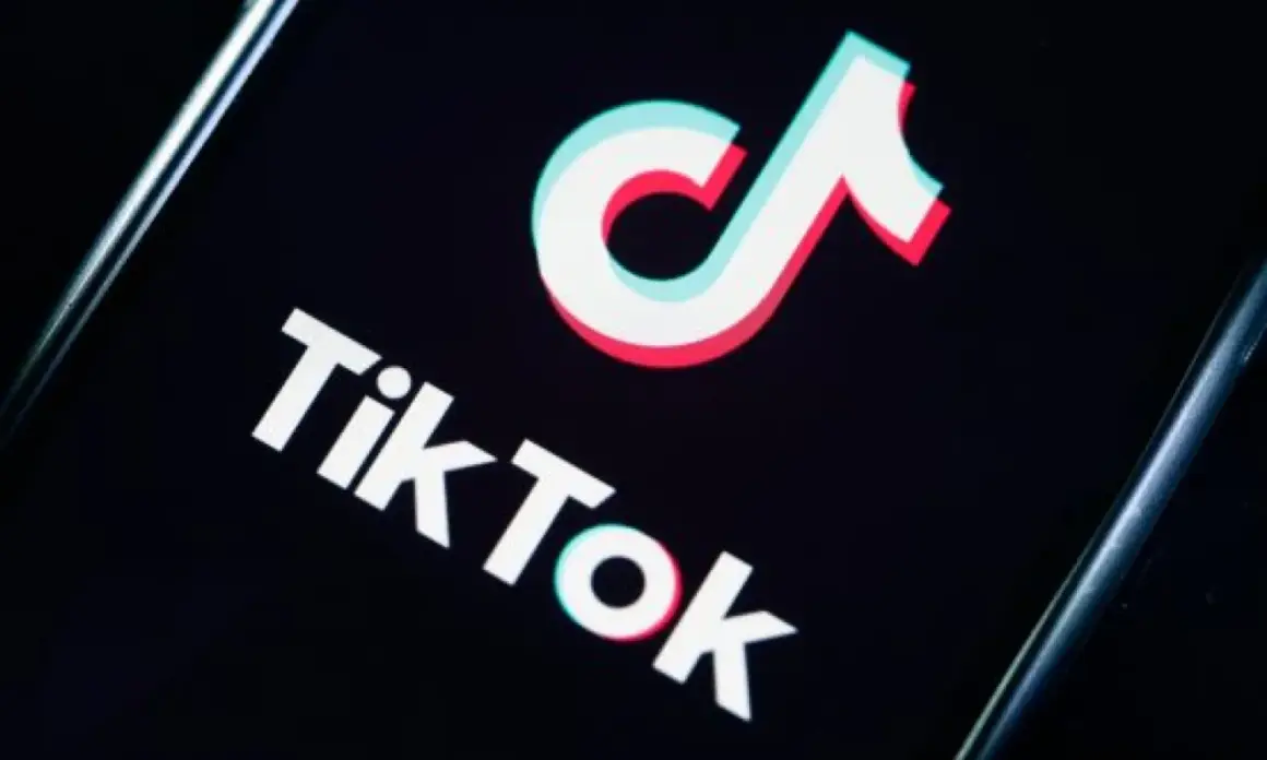 Logo Tik Tok na ekranie smartfona. To ikona, która rozpoczęła globalną rewolucję w mediach społecznościowych, tworząc nową historię tik tok.