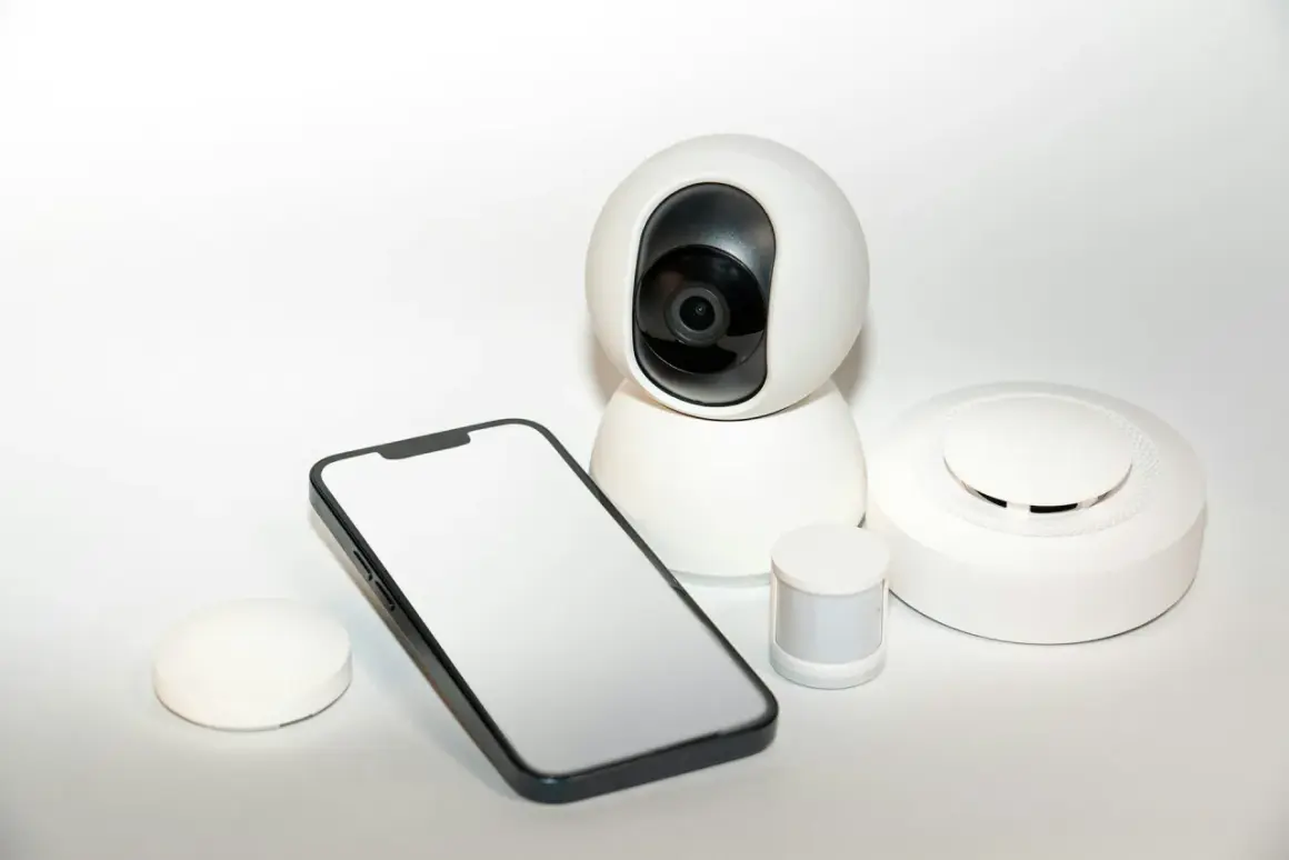 Smart dom: telefon, kamera obrotowa, czujnik ruchu i dymu. Zdalny monitoring z Alfred Camera po polsku.
