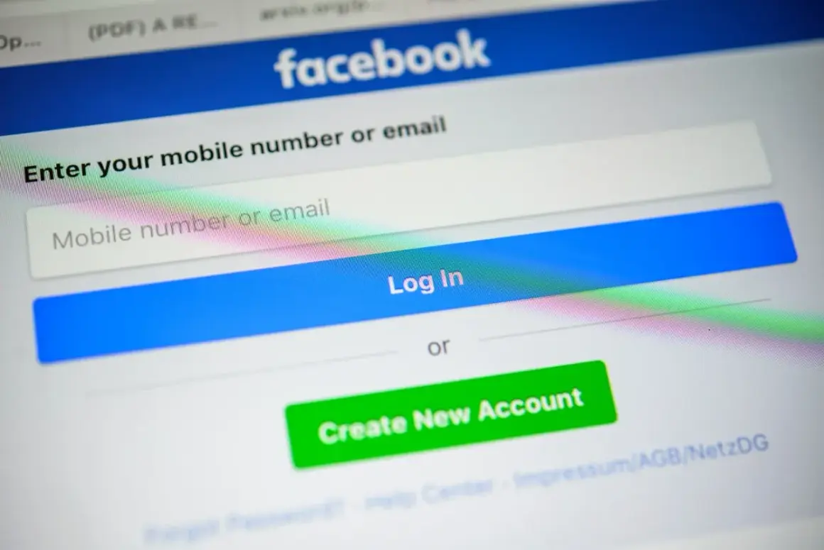 Ekran logowania Facebook. Dowiedz się, jak usunąć numer telefonu z Facebooka, aby zwiększyć prywatność.
