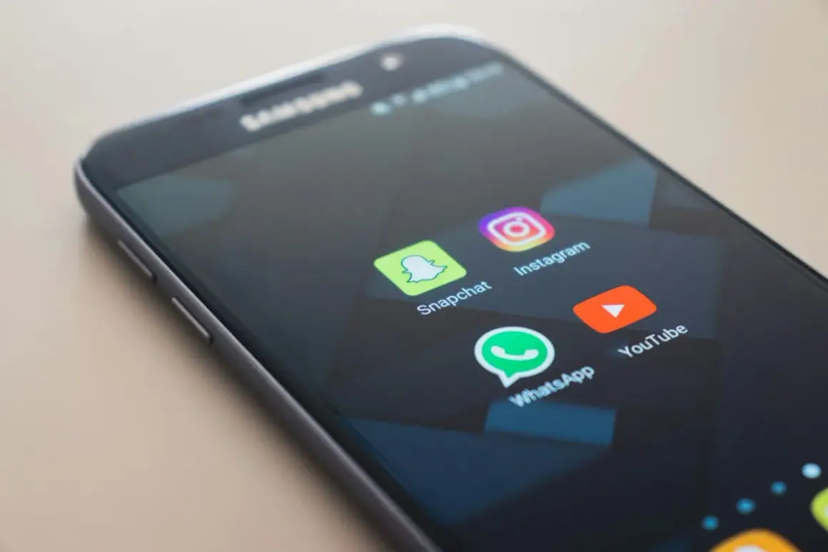 Ekran telefonu z ikonami aplikacji: Snapchat, Instagram, WhatsApp, YouTube. Dowiedz się, jak włączyć aplikacje w tle Android.