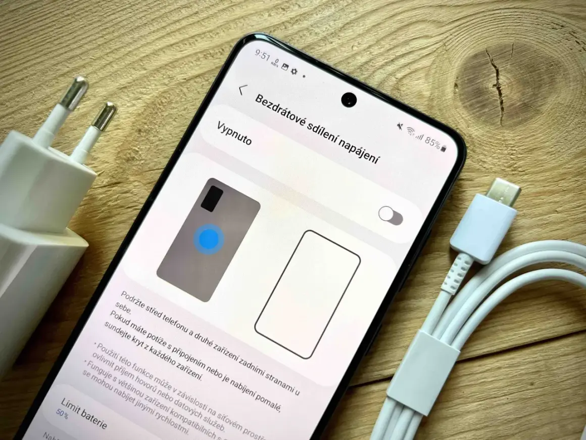 Jak włączyć ładowanie indukcyjne Samsung? Na ekranie telefonu widać opcję "Bezdrátové sdílení napájení" (udostępnianie zasilania bezprzewodowo).