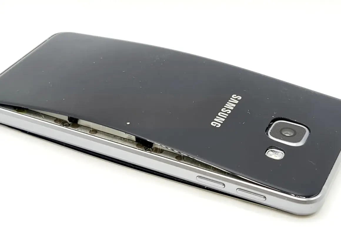 Uszkodzony Samsung A40, którego tylna obudowa jest odklejona, co może być przyczyną, że samsung a40 nie ładuje.