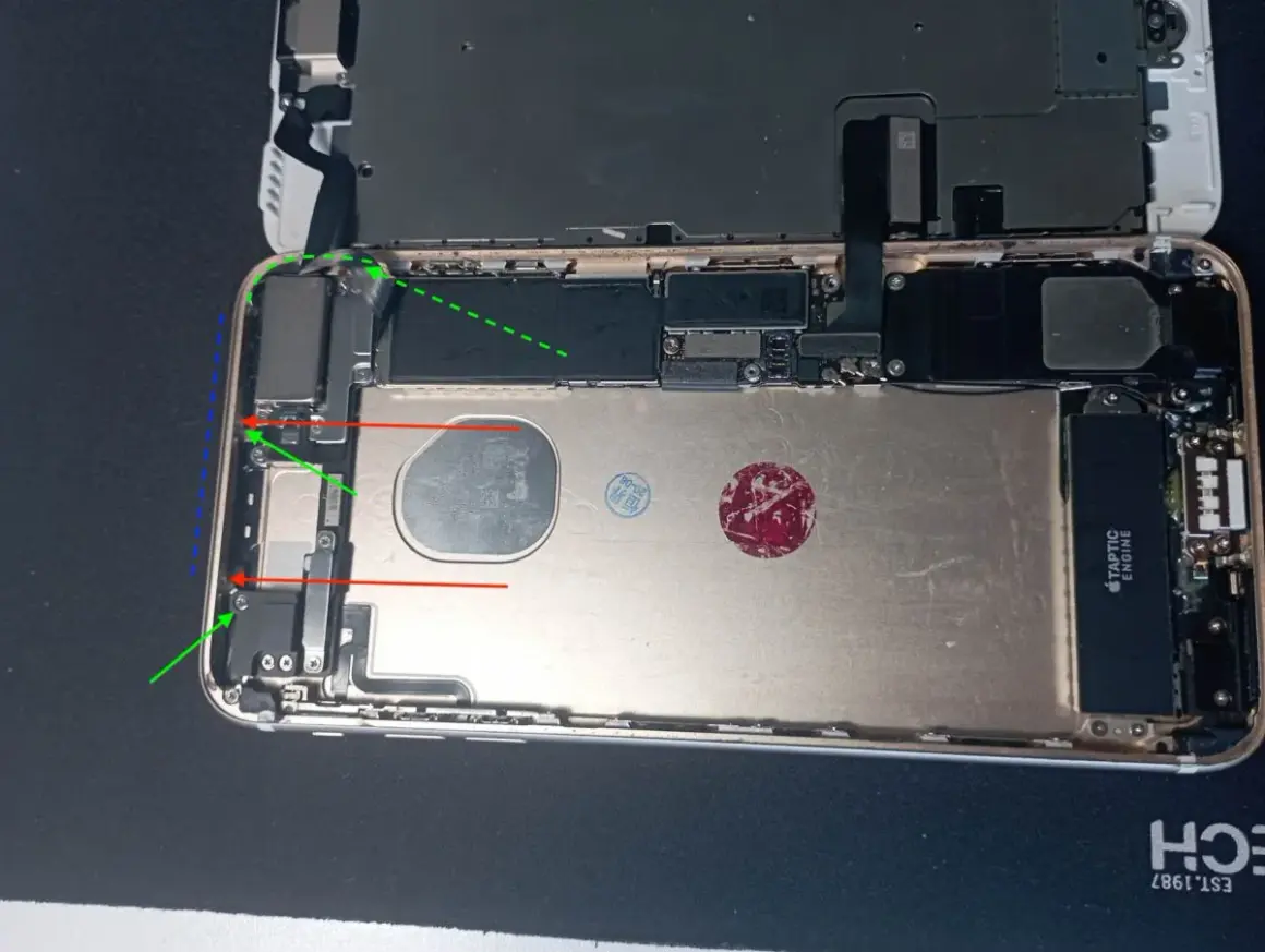 Gdzie jest antena NFC w telefonie? Widać ją na zdjęciu, w lewym górnym rogu, pod metalową osłoną.