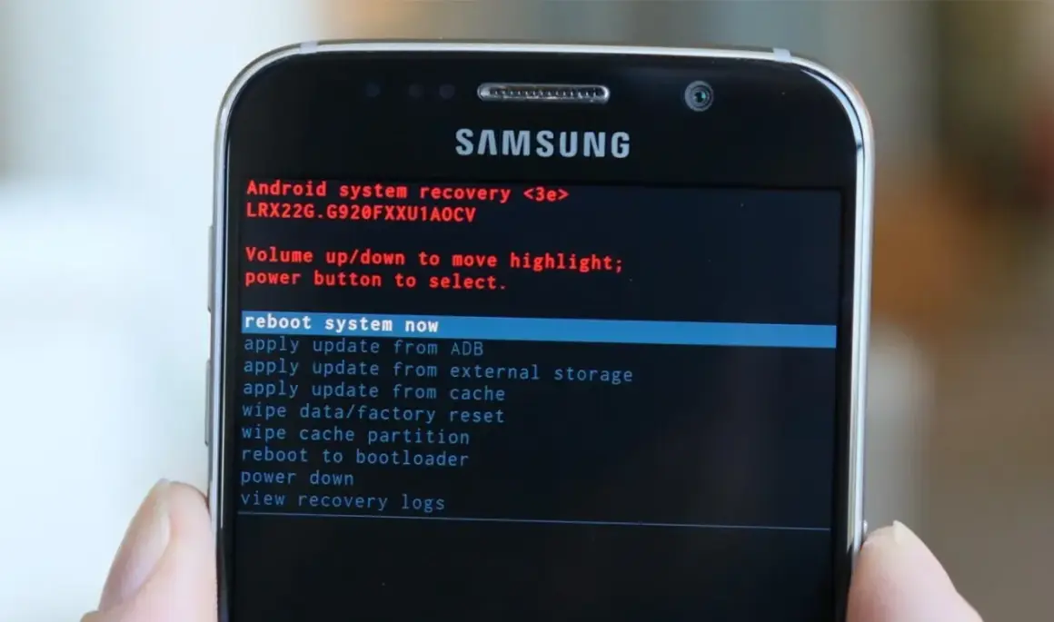 Ekran recovery Samsung, pokazujący opcje jak sformatować telefon Samsung. Wybierz "wipe data/factory reset".