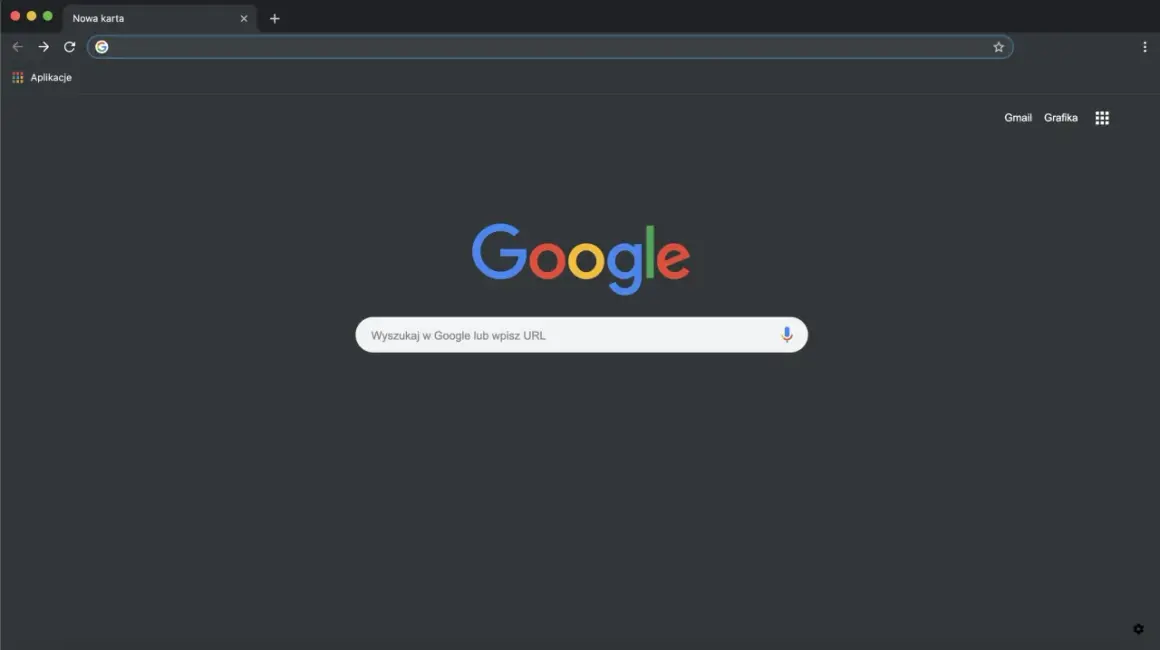 Przeglądarka Google Chrome z włączonym ciemnym motywem. Widoczna jest nowa karta z polem wyszukiwania i kolorowym logo Google.