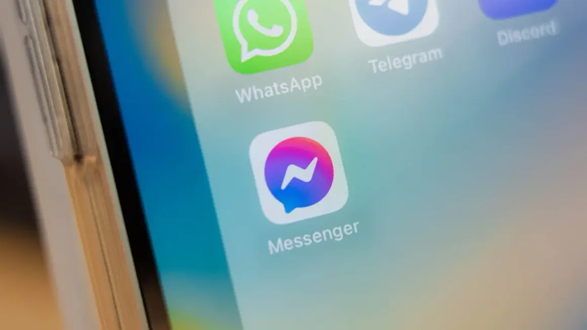 Ikona Messengera na ekranie telefonu. Zastanawiasz się, co to znaczy ss na Messengerze? To skrót od "screenshot", czyli zrzut ekranu.