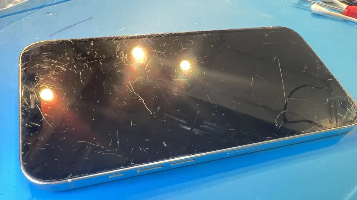 Zniszczony ekran telefonu z licznymi rysami. Dowiedz się, jak usunąć rysy z ekranu telefonu, aby przywrócić mu dawny blask.