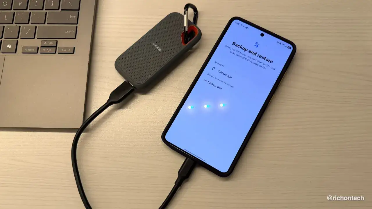 Telefon podłączony do dysku zewnętrznego SanDisk. Ekran telefonu pokazuje opcje