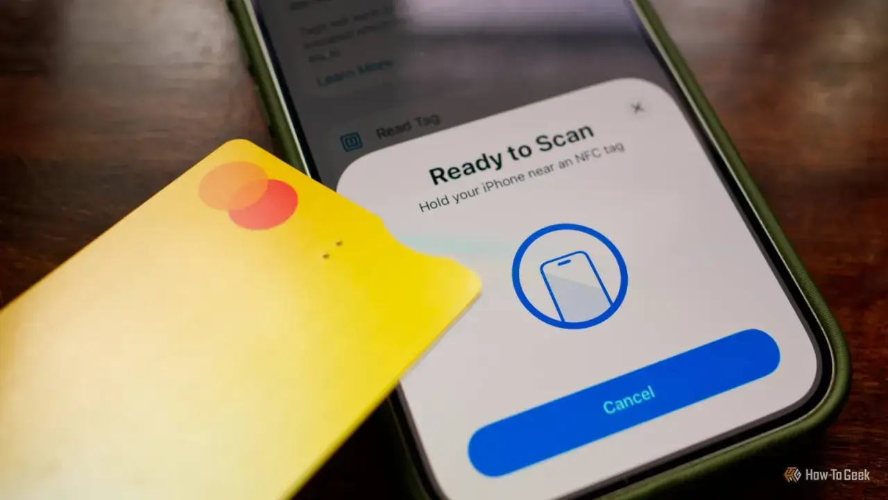 Zbliżanie karty zbliżeniowej do iPhone'a w celu zeskanowania tagu NFC.