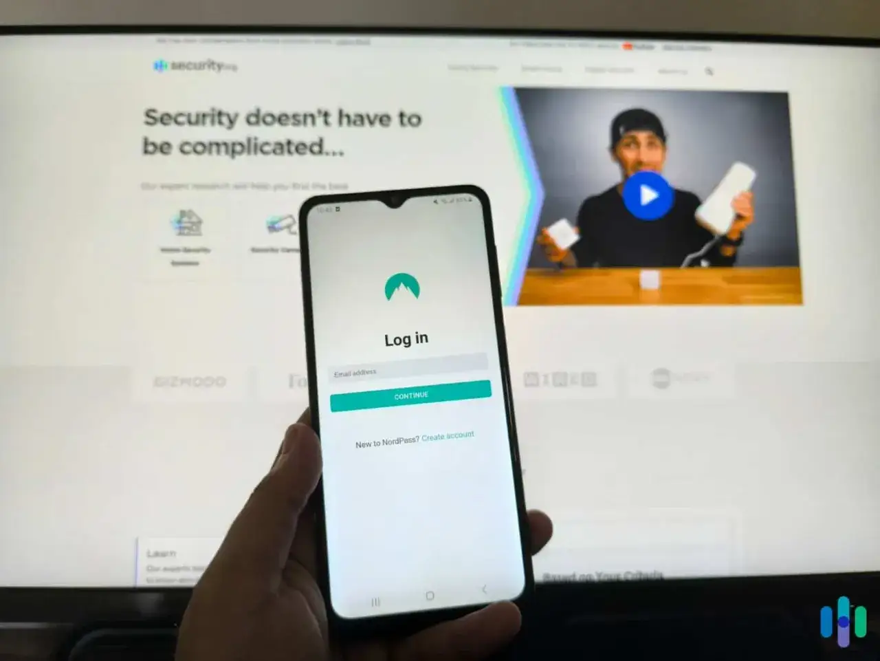 Telefon z aplikacją do zarządzania hasłami, kt&oacute;ra pokazuje, gdzie android zapisuje hasła aplikacji.