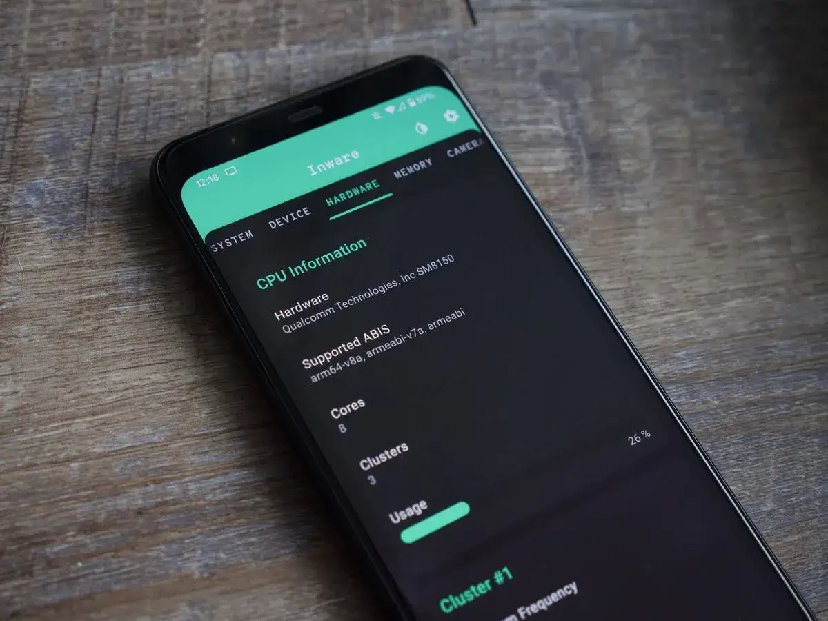 Jak sprawdzić parametry telefonu? Na ekranie smartfona w aplikacji Inware widzimy informacje o procesorze: model Qualcomm SM8150, 8 rdzeni, 3 klastry i 26% użycia.