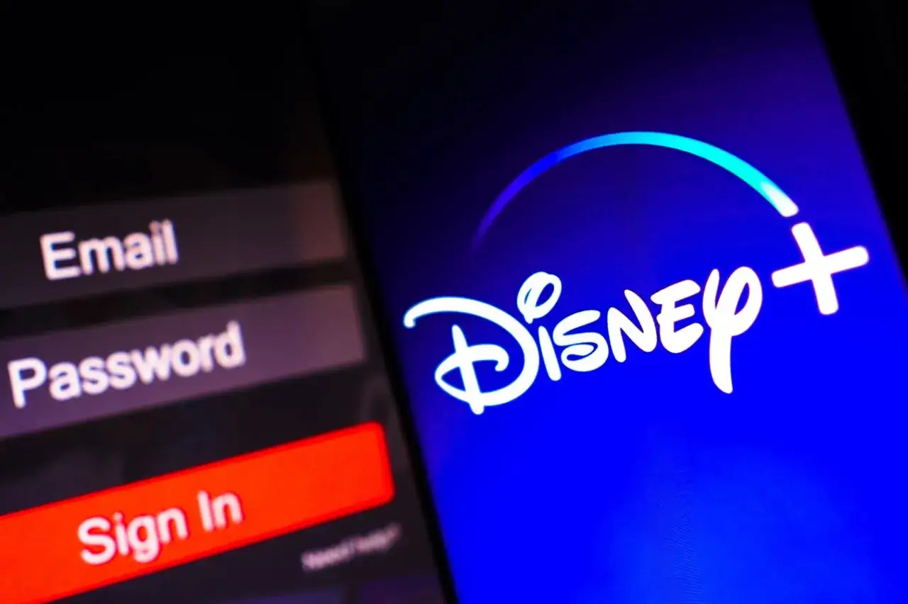 Ekran logowania do Disney+ z polami Email i Password. Dzielenie konta Disney+ staje się prostsze.