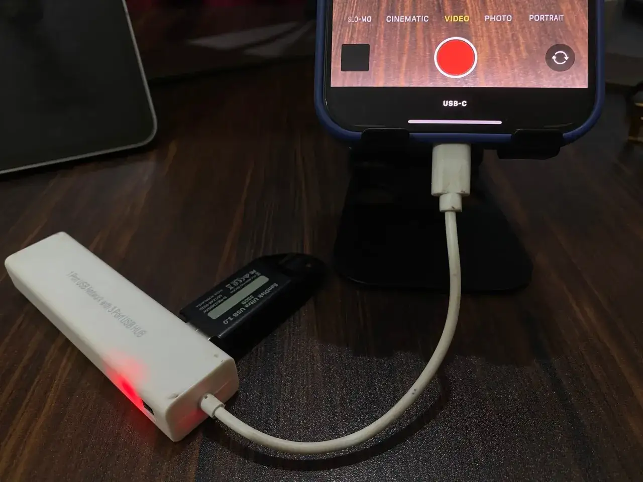 Jak podłączyć dysk zewnętrzny do telefonu: pendrive podłączony do huba USB, który z kolei jest połączony z telefonem.