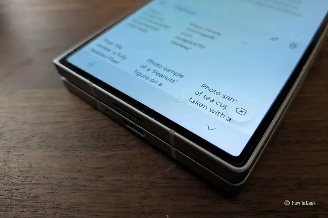 Złożony telefon z ekranem wyświetlającym fragmenty recenzji i pr&oacute;bek zdjęć, jakby tworzył historię schowka.