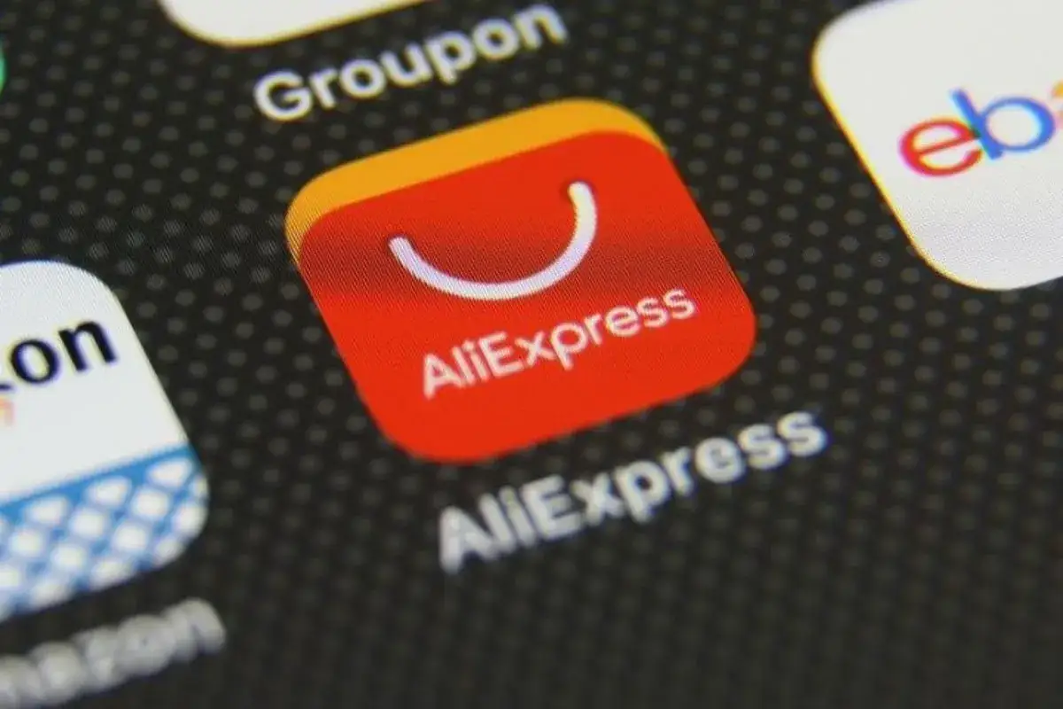 Ikona aplikacji AliExpress na ekranie smartfona. Chcesz wiedzieć, jak usunąć konto na AliExpress?