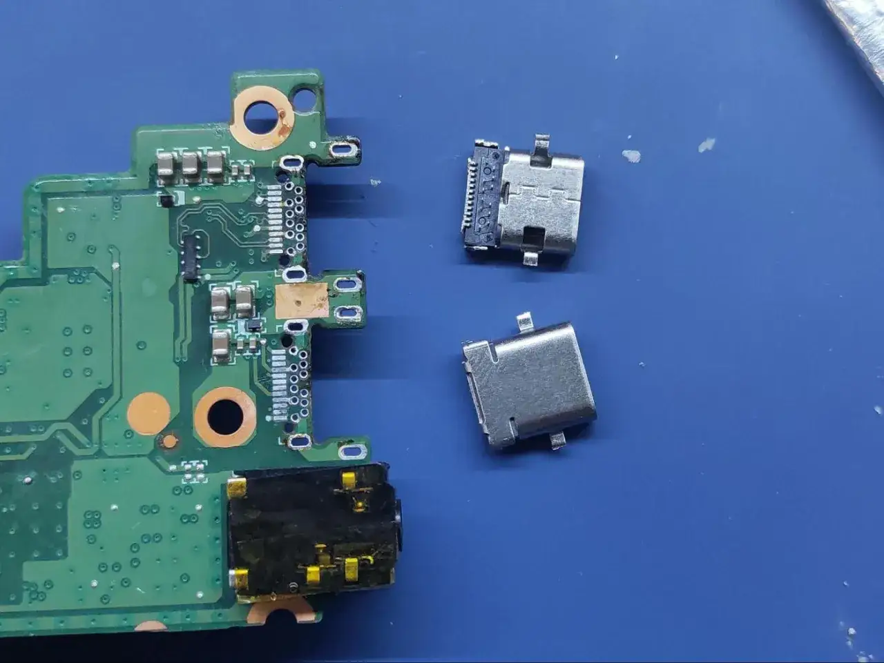Luźne gniazdo USB C obok płyty głównej. Naprawa portu ładowania.