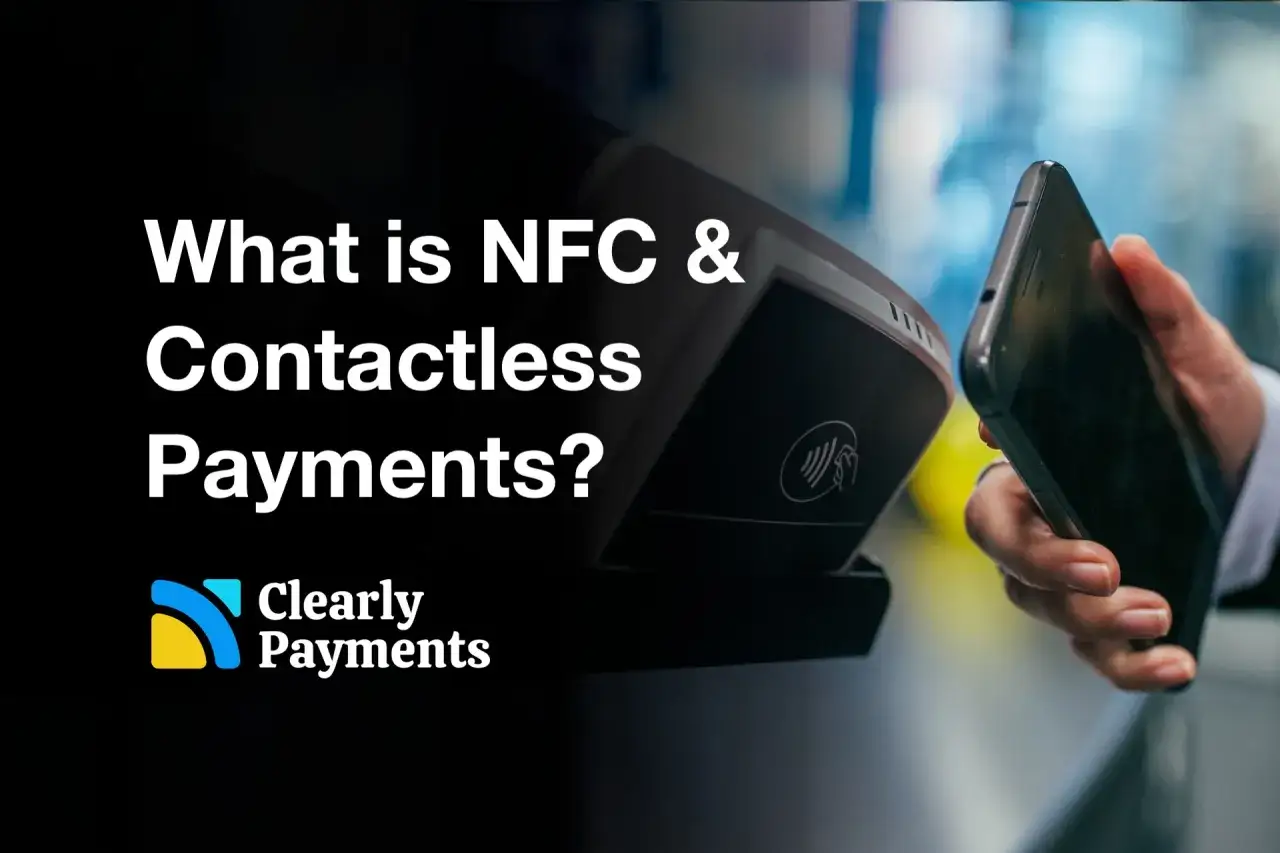 Dłoń zbliża telefon do terminala płatniczego. Dowiedz się, nfc co to jest i jak działają płatności zbliżeniowe.