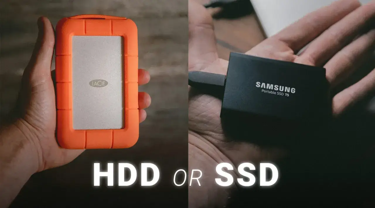 Pomarańczowy dysk LaCie i czarny Samsung SSD T5 w dłoniach. Kt&oacute;ry dysk magazynujący wybrać do pracy w Photoshopie?