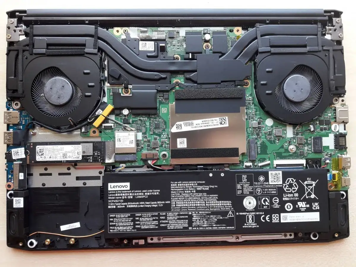 Wnętrzu laptopa widać dysk SSD, idealny do modernizacji. Jaki SSD do laptopa wybrać? Ten model to dobry przykład.