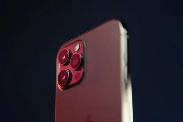 Czysty aparat w telefonie to podstawa dobrych zdjęć. Zobacz, jak wyczyścić aparat w telefonie, by uchwycić każdy szczegół.